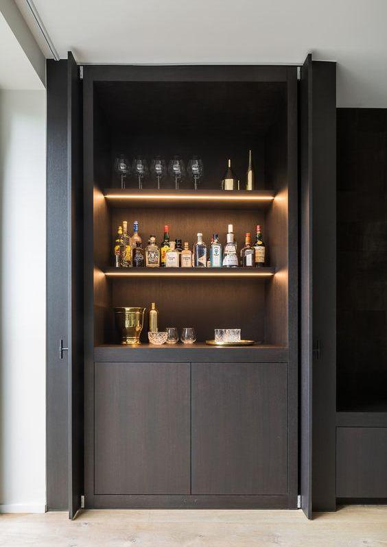 酒柜的尺寸要结合客厅的大小来设计,否则会影响客厅空间的协调性.
