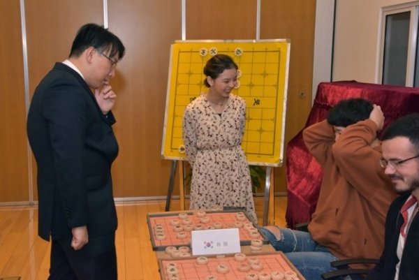 象棋海外推广再进上海交大赵玮指导10国留学生