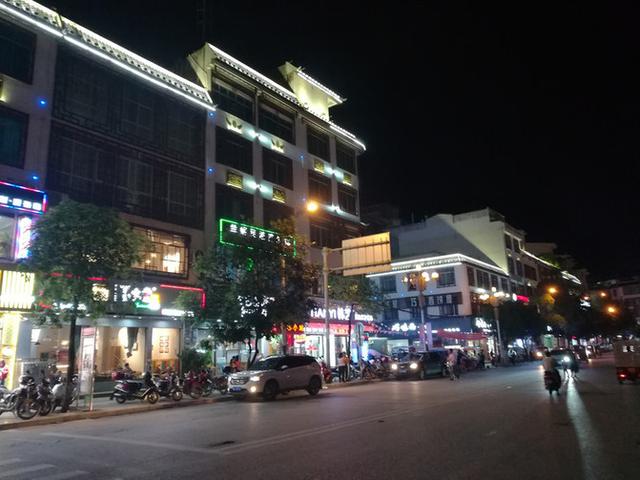 广西隆林县城的豆腐菜和夜景夜市