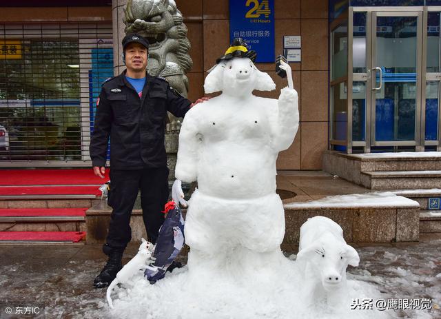 杭州银行保安"金钱"遇下雪就雪雕,两个小时堆出"猪八戒"