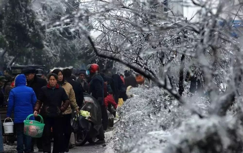 2008年2月4日,湖南郴州,因冰灾影响造成停电停水,市民购买日常生活