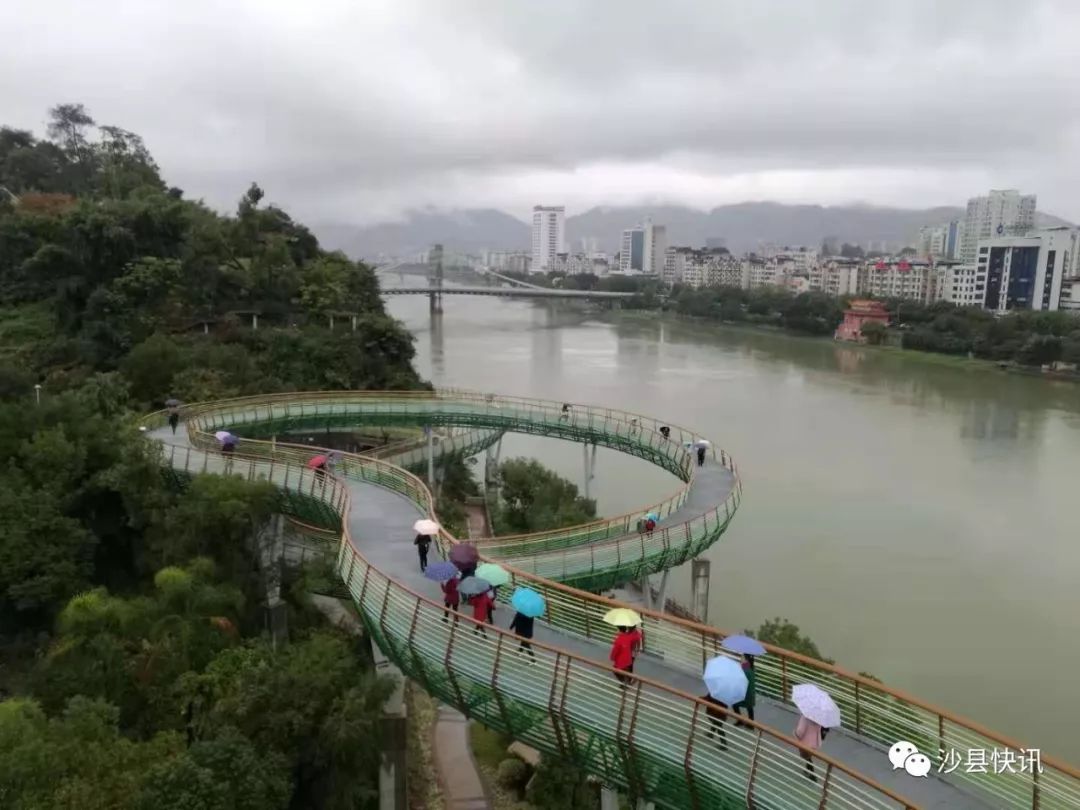 沥沥细雨中,带你走遍七峰叠翠,一直到栈道的尽头.