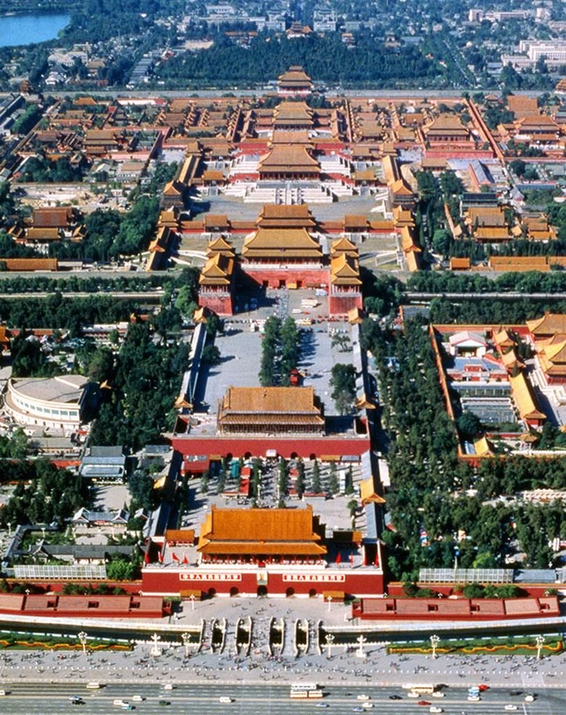 故宫的中轴线具化到每一座宫殿体现在古代建筑上就是对称均齐布置对称
