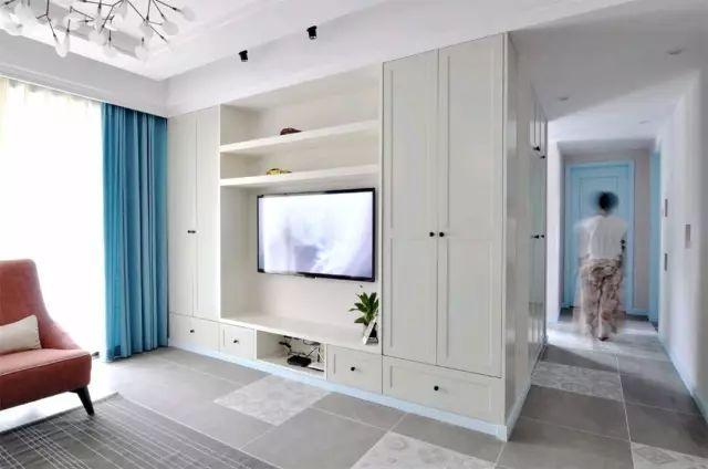 由于户型较小,电视背景墙以白色为主色调,十分简约清爽 .