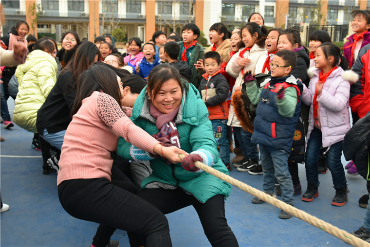 郑州市管城区八郎寨小学师生拔河比赛如火如荼!