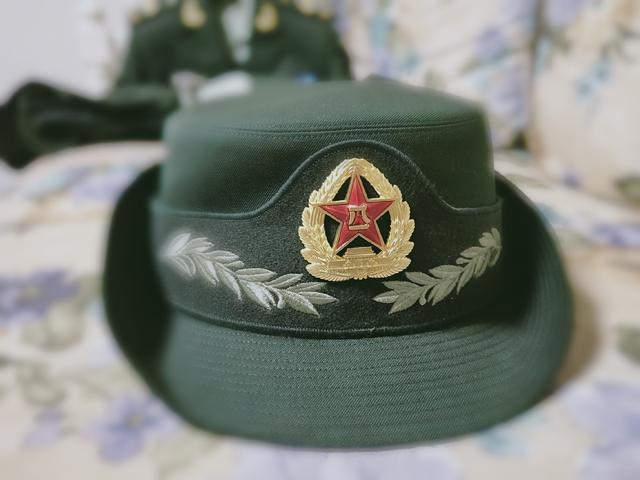 "她"虽不是中国女军人专属的第一款军帽,但却是最受群众欢迎的