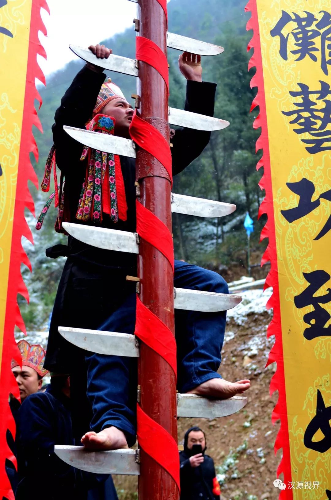 12月8日,宁强县在大安镇白岩洞村举行"羌舞庆丰年民俗送农家"惠民