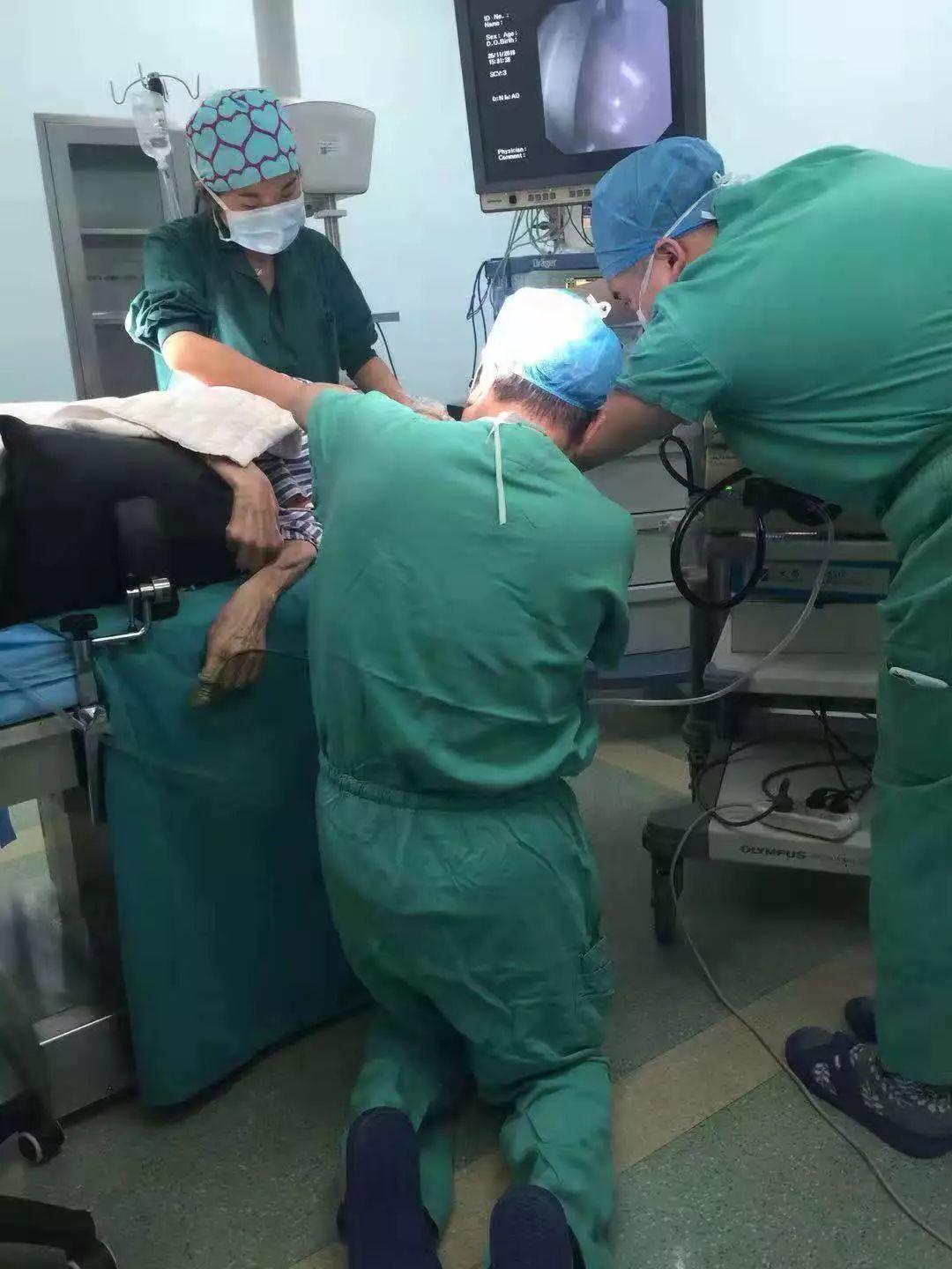 最美跪姿刷爆朋友圈，這位醫生跪地為患者手術 健康 第1張