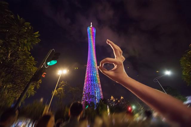 日前在广州塔所在的海珠区一场世界瞩目的灯光节吸引了不少人的目光.