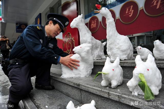 杭州银行保安"金钱"遇下雪就雪雕,两个小时堆出"猪八戒"