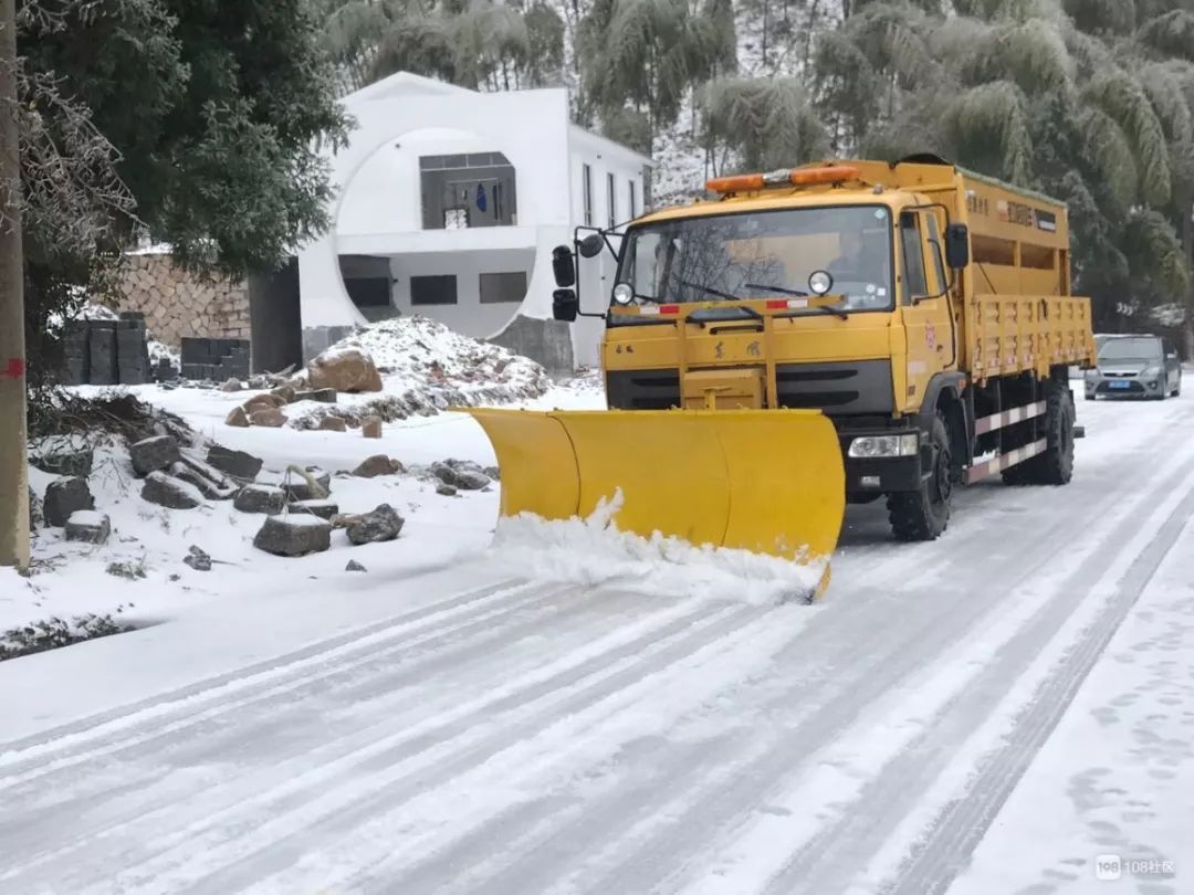 12月9日一早,柯城公路部门出动除雪车辆,沿花木线一路北上除雪.