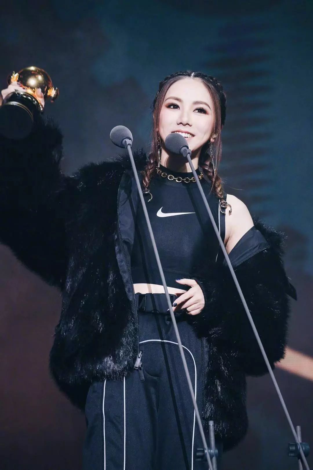 在《中国新说唱》节目里,邓紫棋说过想给艾热唱hook,获奖过后的她换上