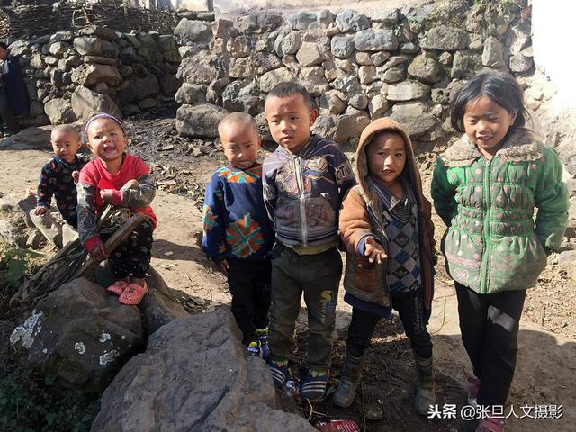 大凉山17岁的彝族漂亮女孩想当教师 要带领贫穷的孩子