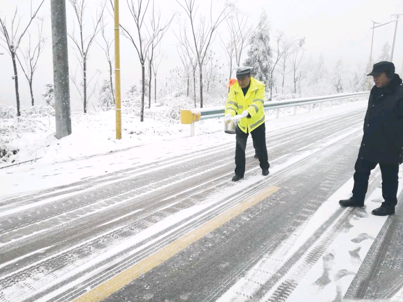 凝冻来袭部分路段交通管制 交警路政通宵撒盐580多吨通过本报发布易