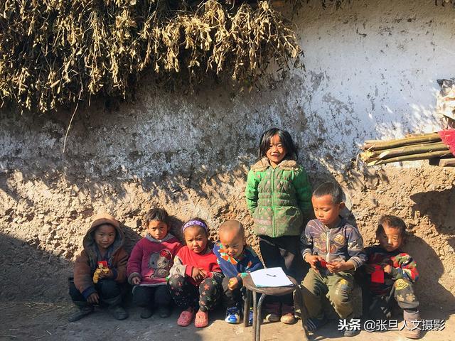 大凉山17岁的彝族漂亮女孩想当教师 要带领贫穷的孩子