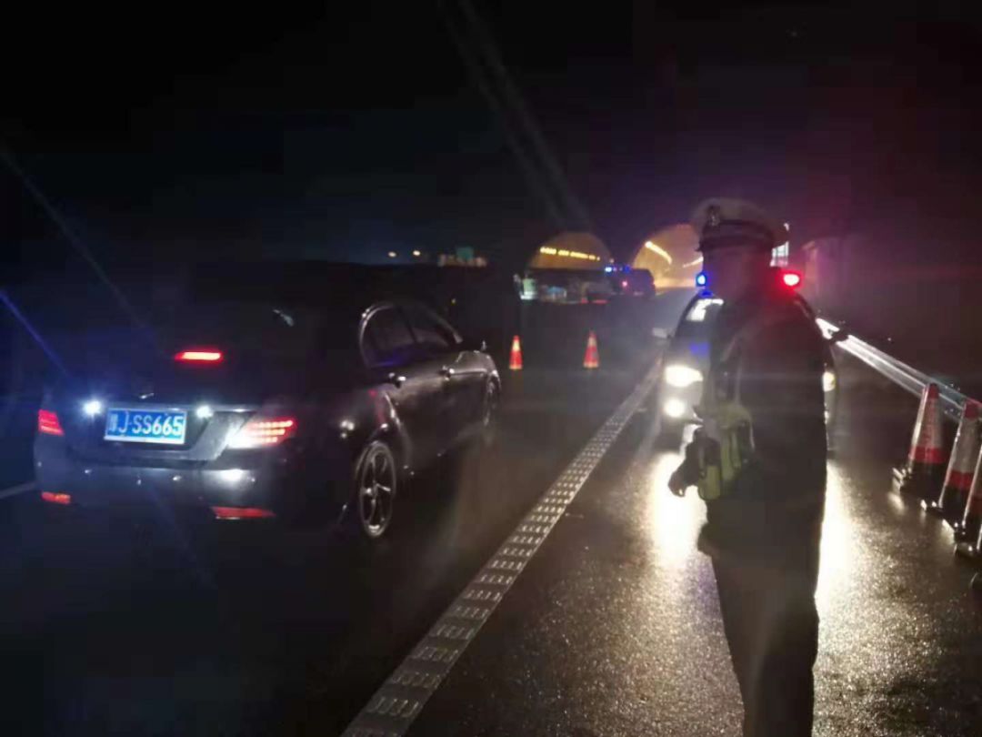 紧急提醒: 三条北上高速因降雪实施交通管制,湖北境内