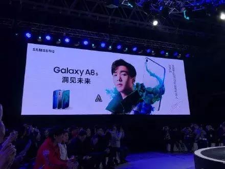 三星正式发布galaxy a8s,并邀请张艺兴担任三星手机亚洲区品牌代言人