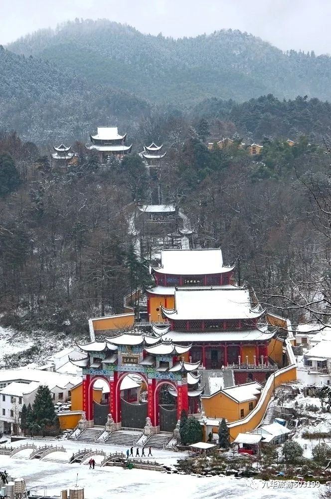 意兴盎然地来山中赏雪 也将朋友圈刷成琼堆玉砌的世界 引得一众加班