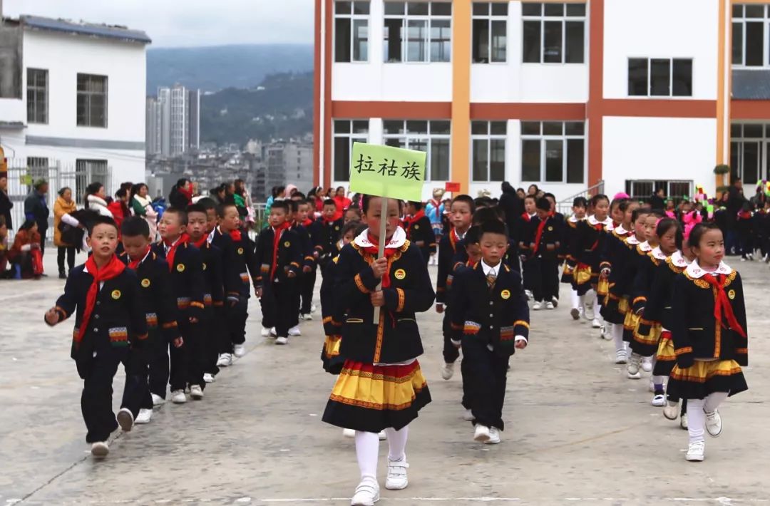 云南昭通永善民族小学的彝族年过得就是这么任性