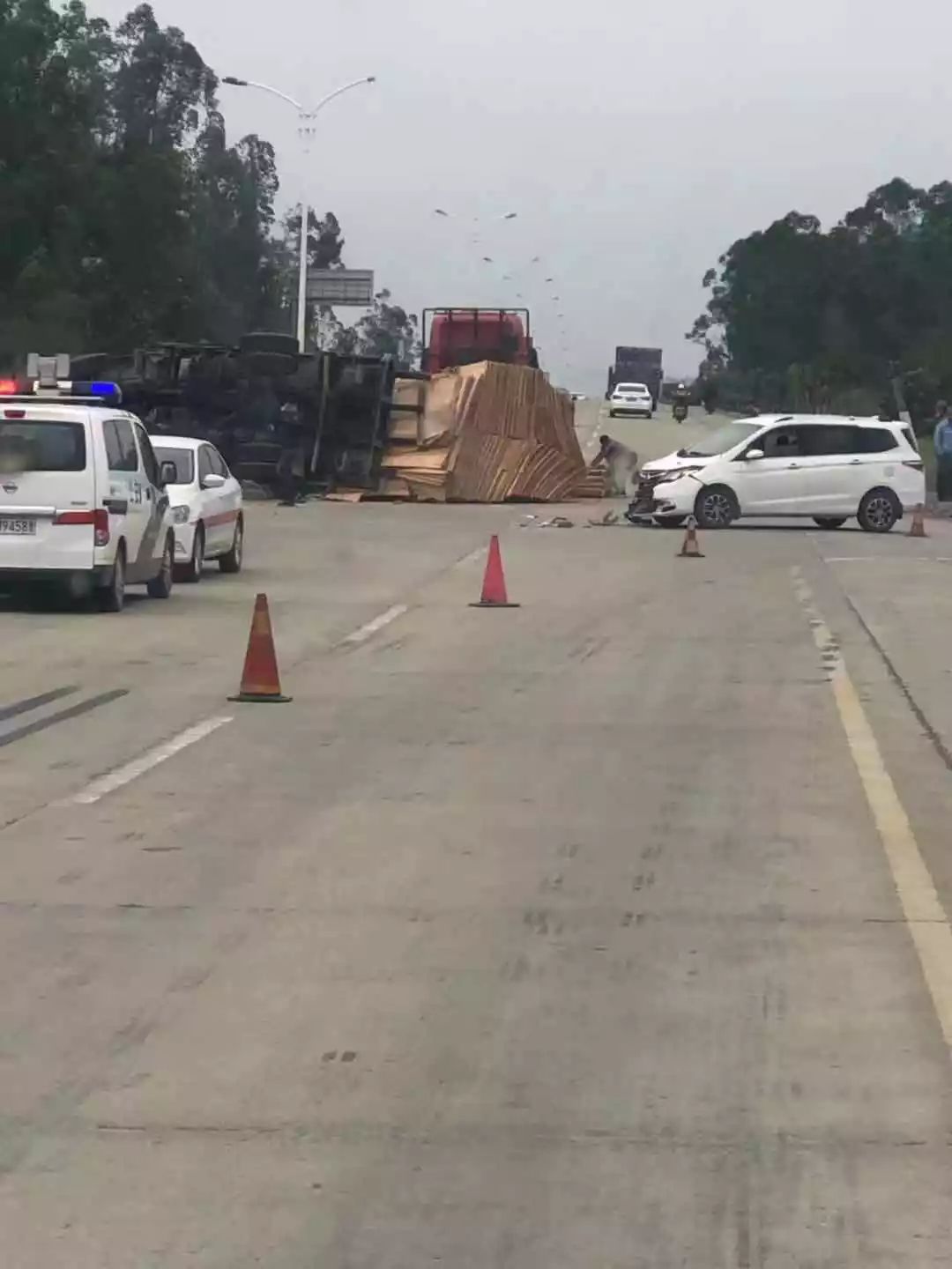 开平这个路段发生车祸,车辆翻侧 木板跌一地!