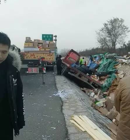 天冷路滑,车祸频发!泰安京台高速路段一货车冲进路边排水沟!