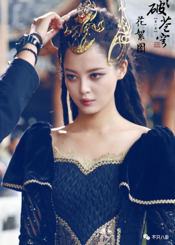 在另一部大ip剧《斗破苍穹》中,她还饰演了蛇人帝国女王美杜莎,一个