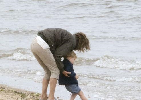 5歲小喬治也偏心！喜歡外婆遠勝於卡米拉奶奶，去海邊鬧著要抱抱 時尚 第3張