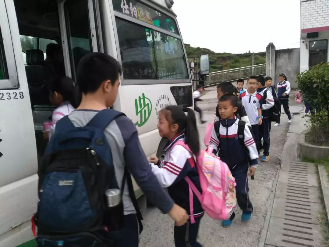 (来,大家排好队,有序上车)仕阳镇第二小学位于仕阳镇章乡社区瑞昌村