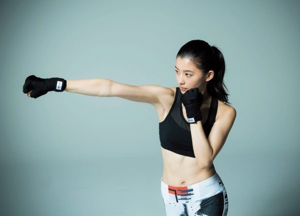 日本九头身运动型美少女朝比奈彩 惊人的9.1%体脂率！