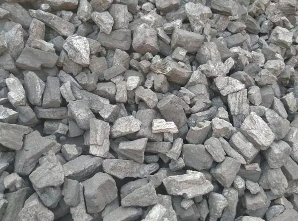 需增加溶液石灰石和焦炭的用量,从而降低了高炉的利用系数,使生铁产量