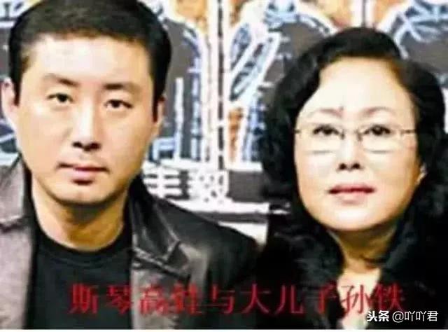 孙铁后来也进入演艺圈,拍摄过《青花》《东归英雄传》《娘》等作品.