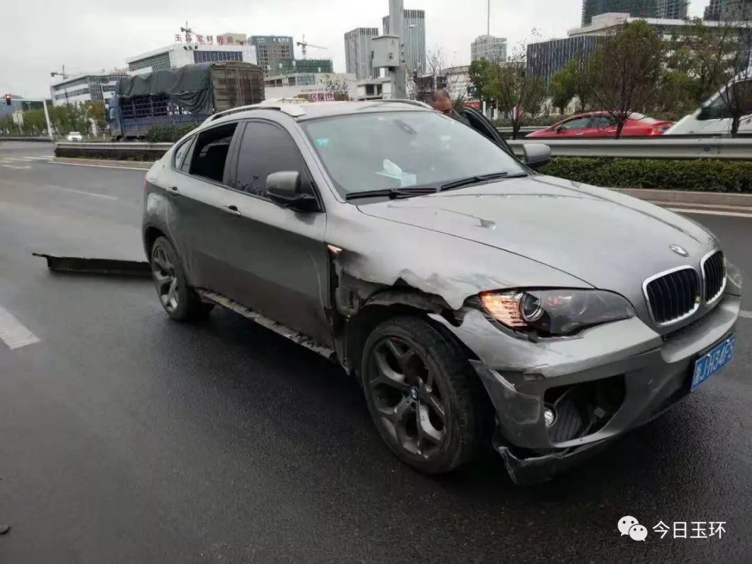 台州一宝马车"闯黄灯"酿车祸!车损高达三四万.(视频