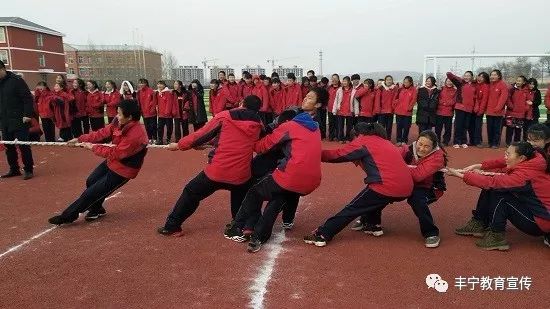 校园活动平安堡中学举行拔河比赛