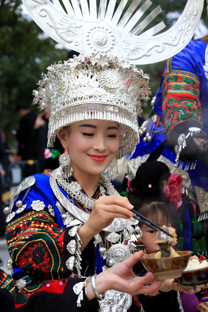 亲历贵州苗年长桌宴,千万不要碰苗族美女递给你的酒杯!