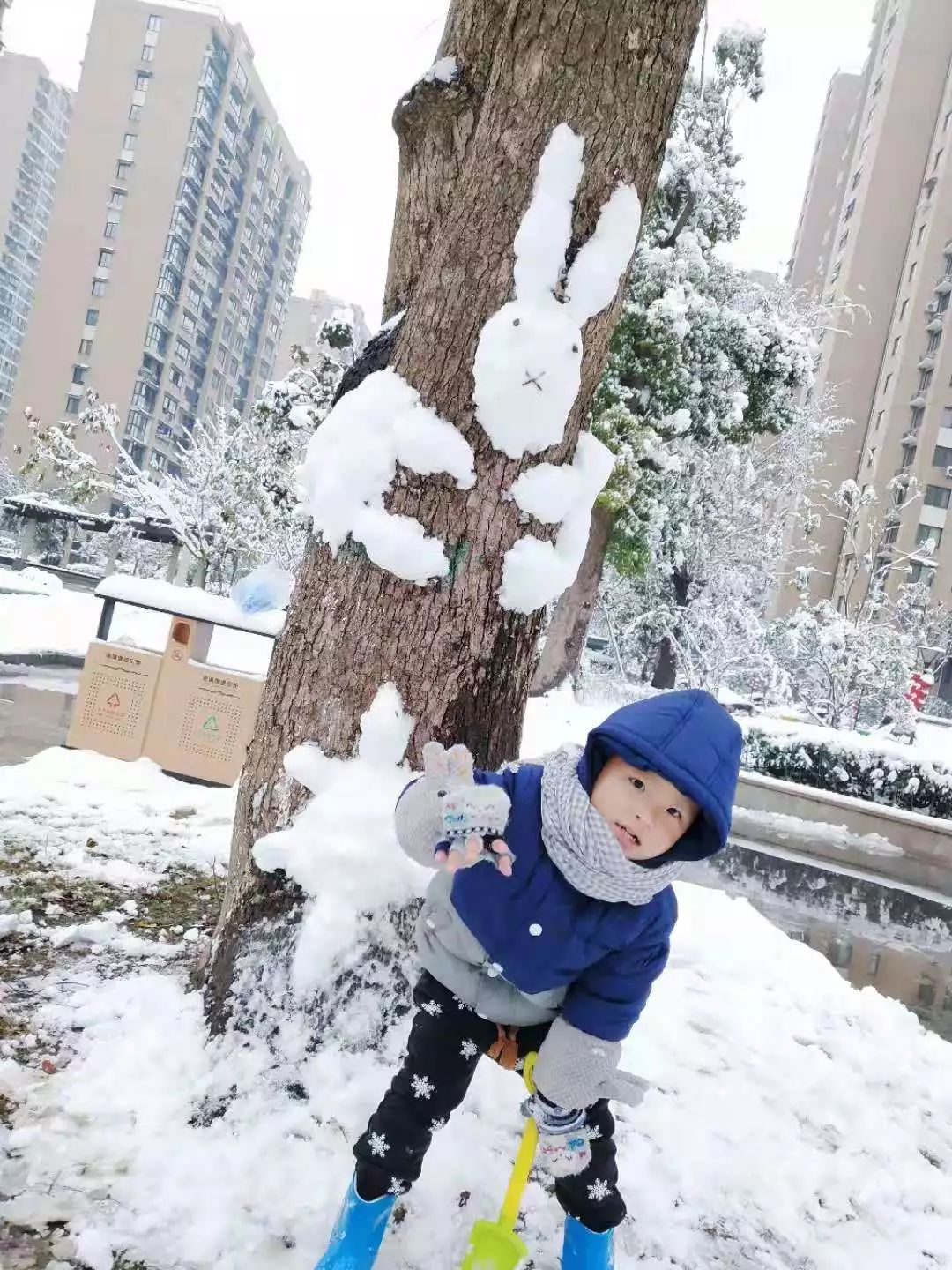 躺在雪地中 打雪仗,堆雪人 在大雪天尽情玩耍 躺在雪地中 树上堆雪人