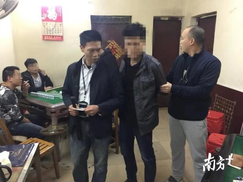 专车接送专人发牌专人放贷,日均抽水2万多 乐昌端掉一流动赌场