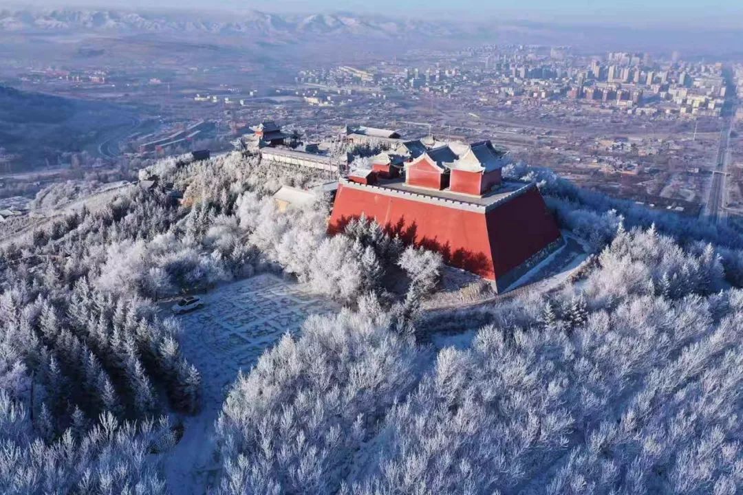 很容易形成雾凇,固原冬季有雾凇的地方很多,但最美不过东岳山