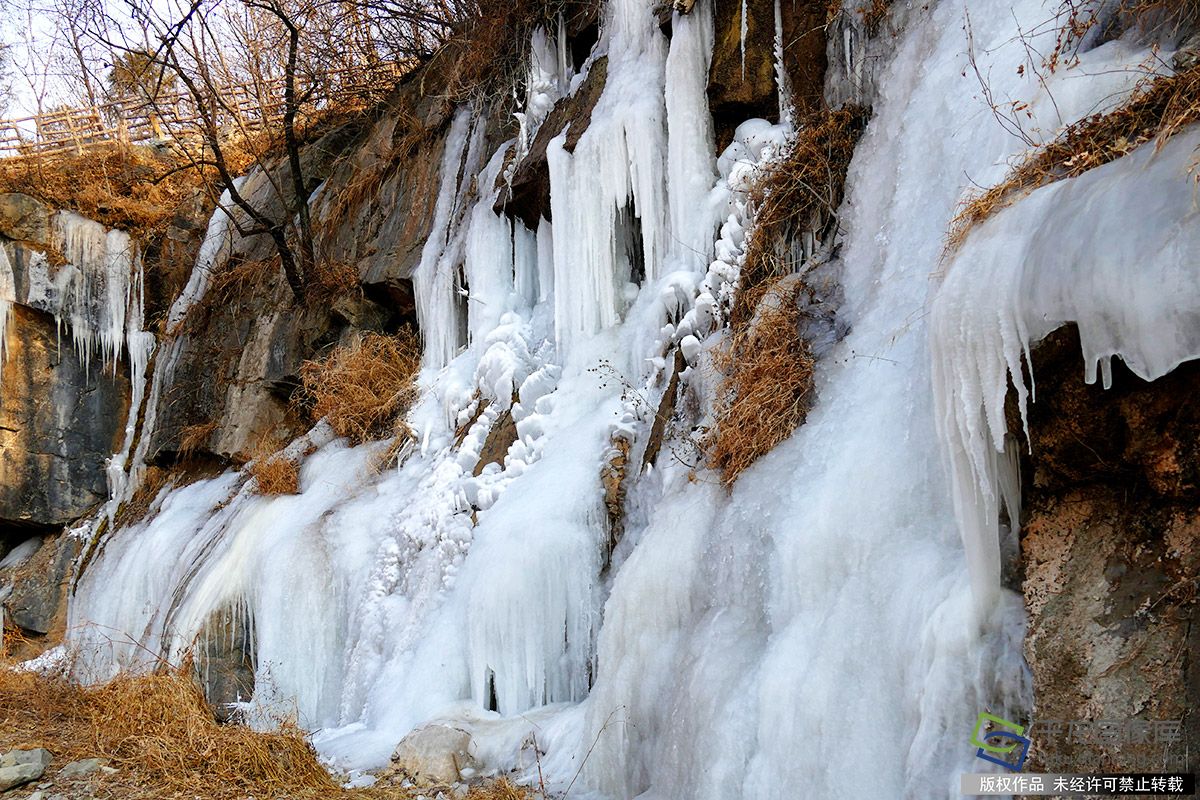 北京门头沟山泉水凝成山涧冰瀑