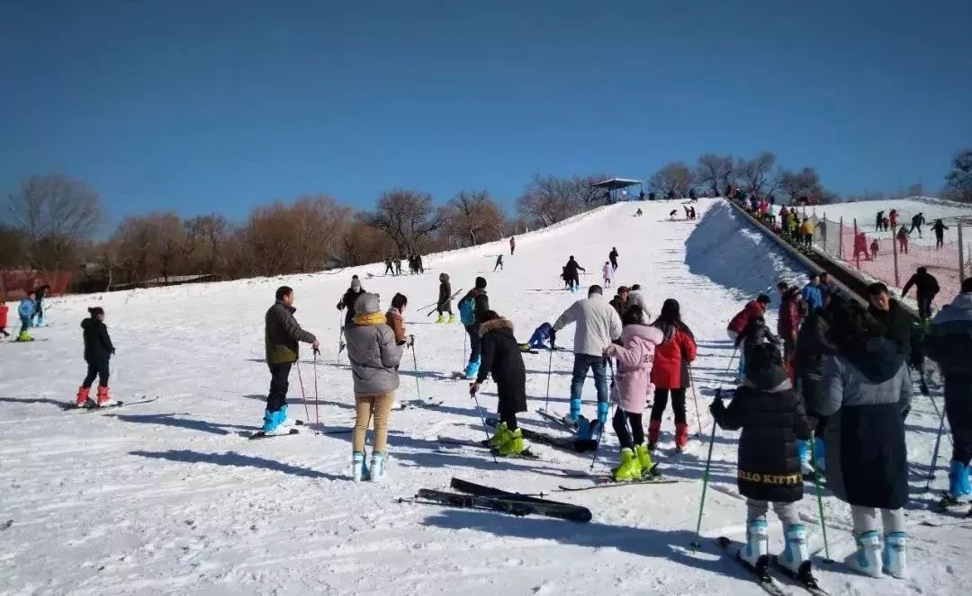 位于平山县的东方巨龟苑景区冰雪乐园预计12月底将开放,届时三条滑雪