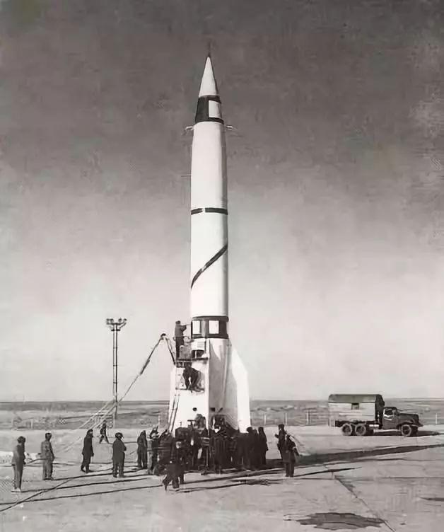 1960年11月5日,中国第一枚弹道导弹"东风一号"试射成功.