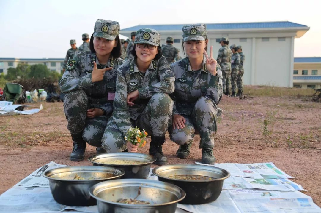 新兵徒步行军 女兵首秀厨艺_训练