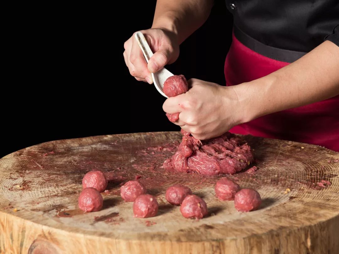 潮汕牛筋丸跟潮汕牛肉丸的制作工艺是一样的 采用原料上乘的牛腿肉