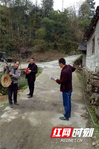 高宏武路遇群众,了解生产情况.