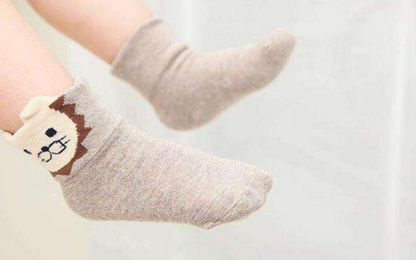 睡覺時到底給不給寶寶穿襪子，這三種情況必須穿，寶媽有必要知道 生活 第3張