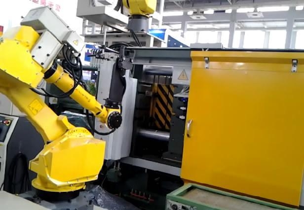 工业机器人招聘_让工业机器人逃出牢笼 ABB开发了更有亲和力的机器人(2)