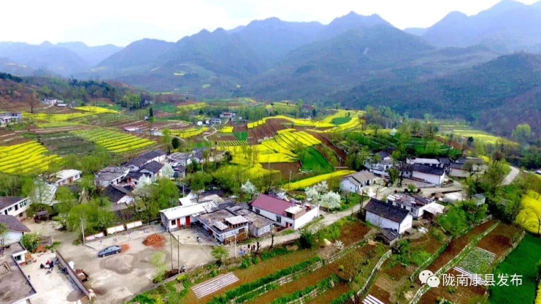 村里花香树绿,路宽景靓,环境整洁,俯瞰每个村落,村史馆,休闲广场,便民