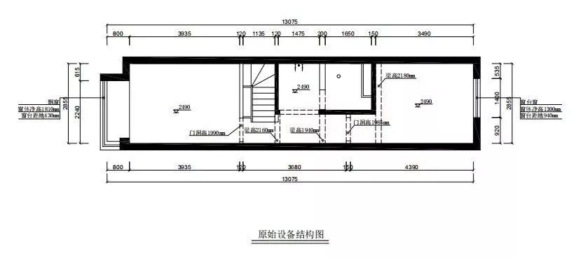 直接被利用起来打造了收纳柜,中间部分嵌入电视机,还设计了两个置物架