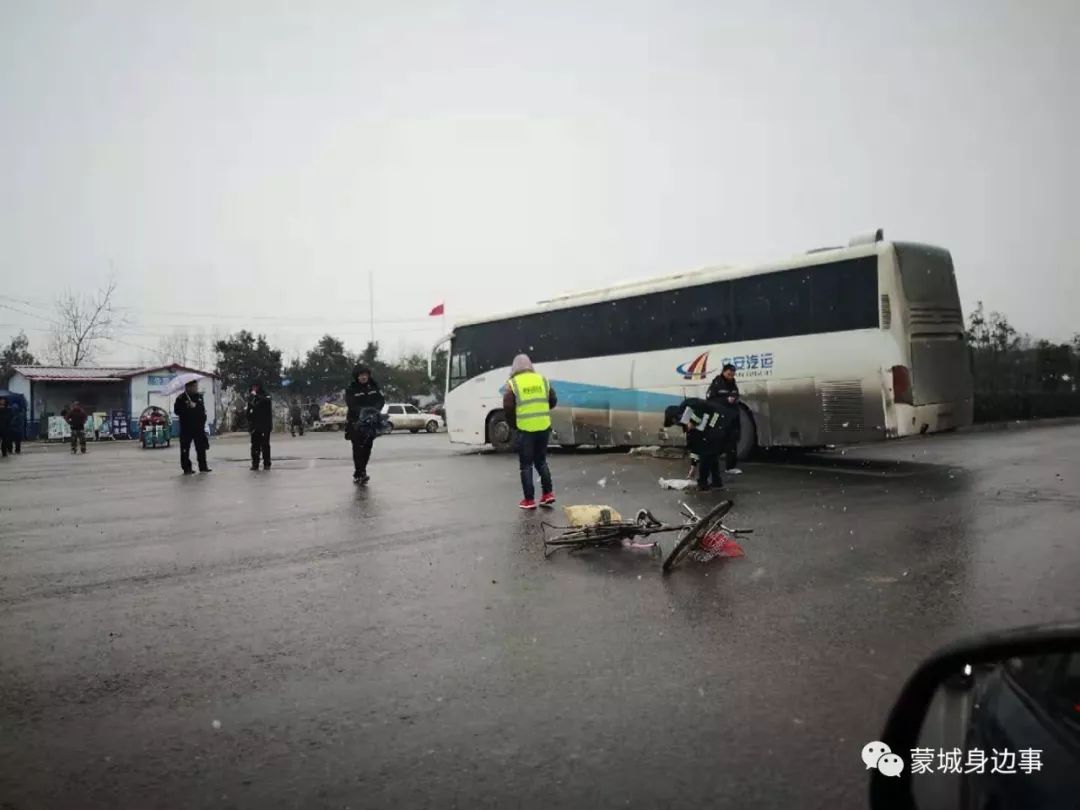 就在蒙城人民都沉浸在今冬第一场雪的喜悦时,传来一起不幸的交通事故