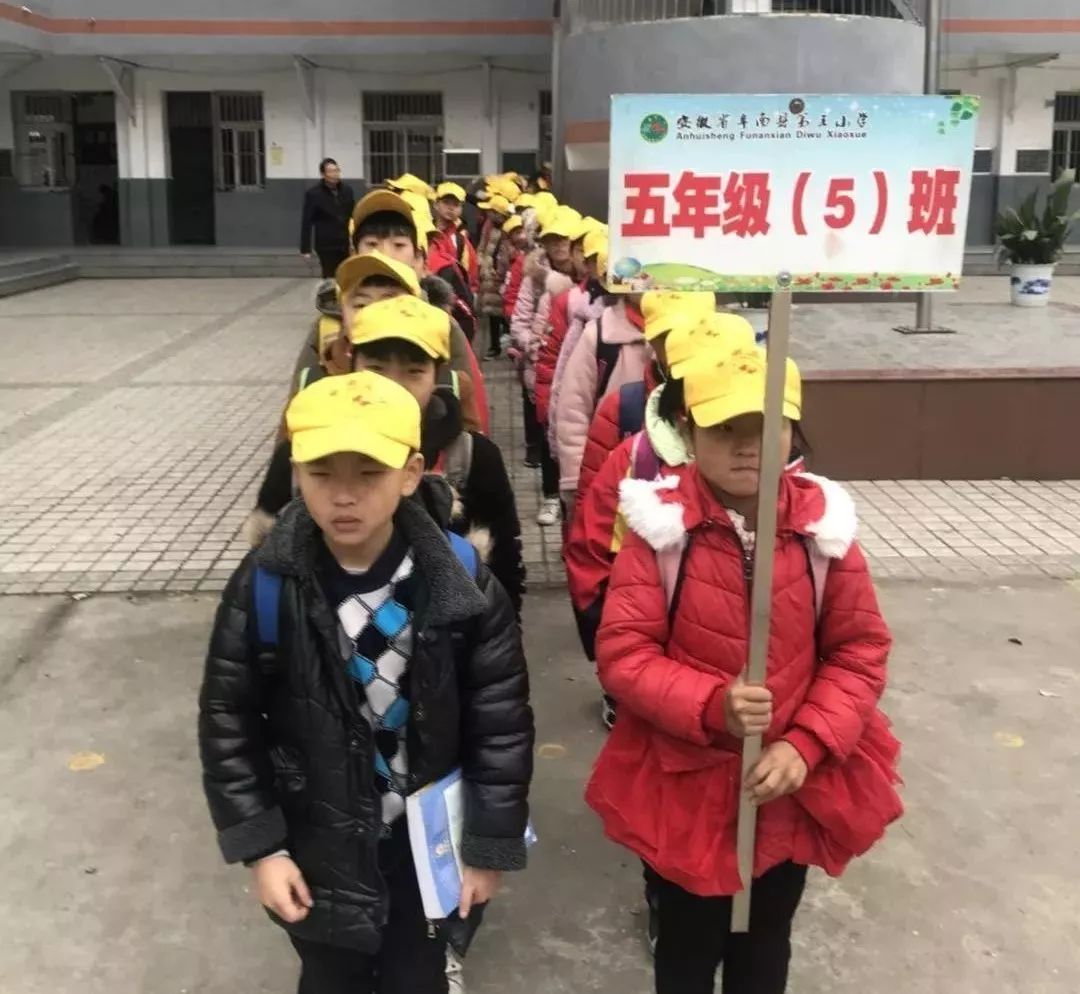 学生自我保护意识,阜南第五小学统一安排孩子们上下学途中戴上小黄帽