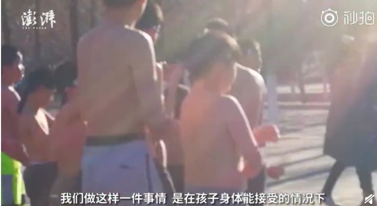 十度,十几名男孩在一家名为"本色男儿"的教育机构老师带领下"赤膊跑"